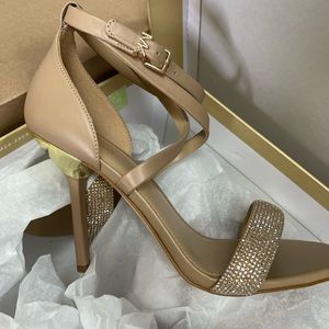 Brand New! Michael Kors pump. Size 7.